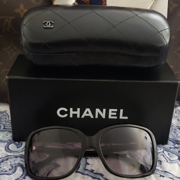 CHANEL Other - Chanel sunglasses black M